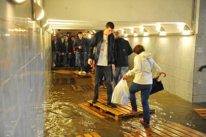 Москва. Подземный переход станции метро `Савеловская`, затопленный в результате проливных дождей.