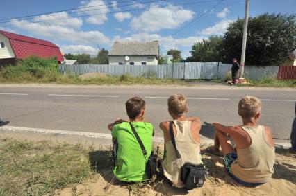 Московская область, Озеры.  Жители города у дома семьи Черниковых.  Следователи возбудили уголовное дело по статье `Убийство` по факту пропажи шестилетней Вероники Черниковой. В убийстве девочки подозревают ее приемных родителей.