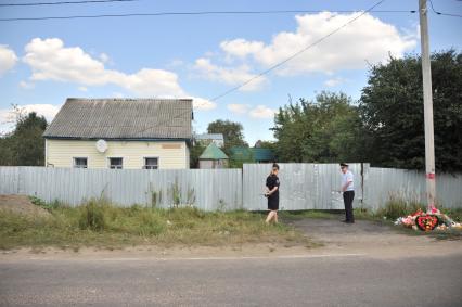 Московская область, Озеры. Сотрудники полиции у дома семьи Черниковых.  Следователи возбудили уголовное дело по статье `Убийство` по факту пропажи шестилетней Вероники Черниковой. В убийстве девочки подозревают ее приемных родителей.