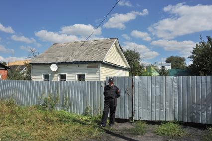 Московская область, Озеры. Сотрудник полиции у дома семьи Черниковых.  Следователи возбудили уголовное дело по статье `Убийство` по факту пропажи шестилетней Вероники Черниковой. В убийстве девочки подозревают ее приемных родителей.