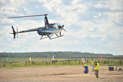 Московская область, д.Алабино.  Экипаж вертолета Robinson R44  во время соревнования по вертолетному спорту в рамках Армейских международных игр - 2016.