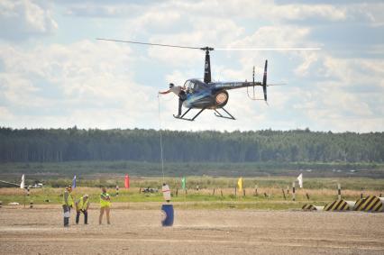 Московская область, д.Алабино.  Экипаж вертолета Robinson R44  во время соревнования по вертолетному спорту в рамках Армейских международных игр - 2016.