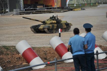 Московская область, д.Алабино. Танк  Т-72Б3   во время полуфинальных соревнований конкурса `Танковый биатлон` в рамках Армейских международных игр - 2016.