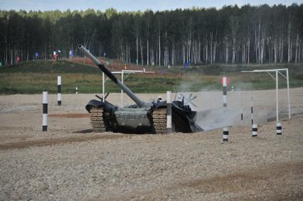 Московская область, д.Алабино. Экипаж танка Т-72Б3 армии Армении во время полуфинальных соревнований конкурса `Танковый биатлон` в рамках Армейских международных игр - 2016.