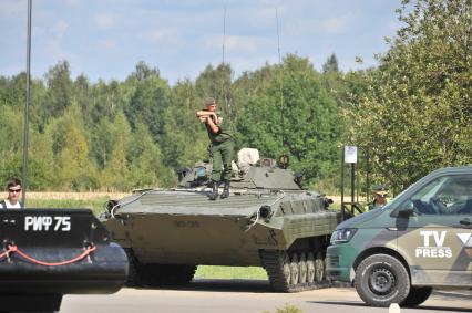 Московская область, д.Алабино.  Экипаж БМП-2 армии России во время полуфинальных соревнований конкурса `Танковый биатлон` в рамках Армейских международных игр - 2016.