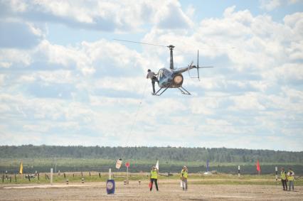 Московская область, д.Алабино. Экипаж вертолета Robinson R44 во время соревнования по вертолетному спорту в рамках Армейских международных игр - 2016.