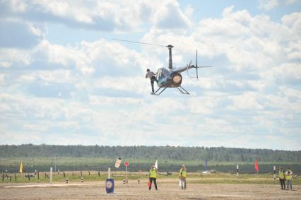 Московская область, д.Алабино.  Экипаж вертолета Robinson R44  во время соревнования по вертолетному спорту в рамках Армейских международных игр - 2016.