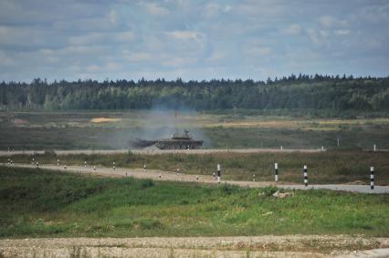 Московская область, д.Алабино. Экипаж танка Type 96 армии КНР во время полуфинальных соревнований конкурса `Танковый биатлон` в рамках Армейских международных игр - 2016.