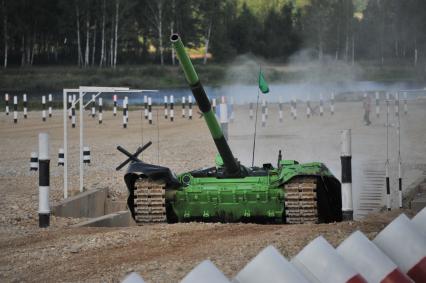 Московская область, д.Алабино. Экипаж танка Т-72Б3 армии Анголы во время полуфинальных соревнований конкурса `Танковый биатлон` в рамках Армейских международных игр - 2016.