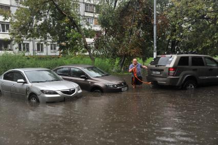 Москва. Последствия сильного дождя на улицах города.