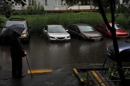 Москва. Последствия сильного дождя на улицах города.