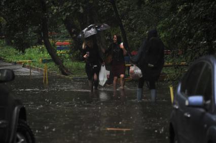 Москва. Последствия сильного дождя на улицах города.