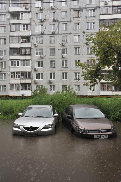 Москва. Последствия сильного дождя на улицах города.