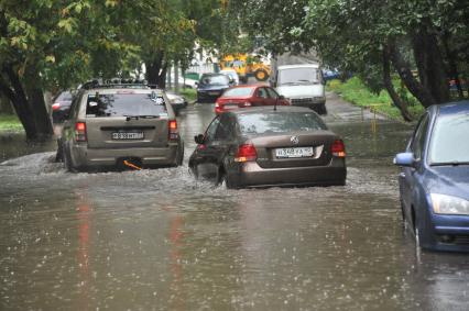 Москва. Последствия сильного дождя на улицах города.