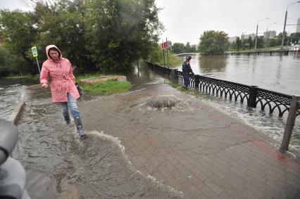 Москва.  В результате сильных дождей река Яуза вышла из берегов в районе Ростокино.