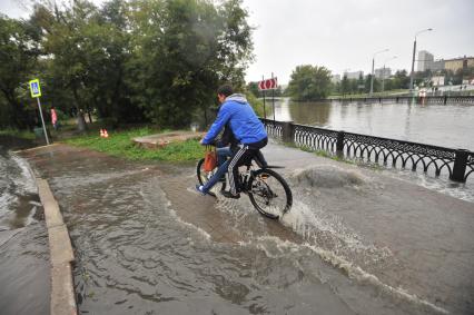 Москва.  В результате сильных дождей река Яуза вышла из берегов в районе Ростокино.