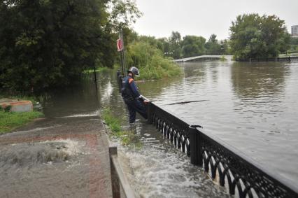 Москва. Сотрудник МЧС России у реки Яуза, где перекрыто автомобильное движение из-за разлива реки в районе Ростокино.