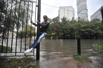 Москва.  В результате сильных дождей река Яуза вышла из берегов в районе Ростокино.