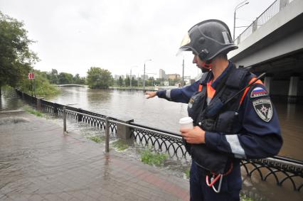 Москва. Сотрудник МЧС России у реки Яуза, где перекрыто автомобильное движение из-за разлива реки в районе Ростокино.