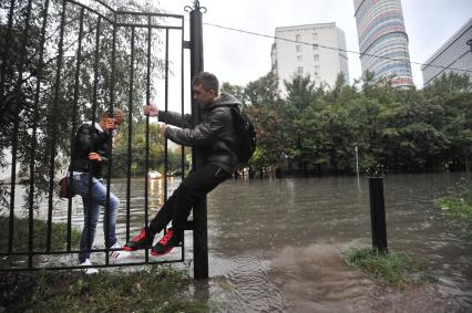 Москва. В результате сильных дождей река Яуза вышла из берегов в районе Ростокино.