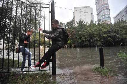 Москва.  В результате сильных дождей река Яуза вышла из берегов в районе Ростокино.