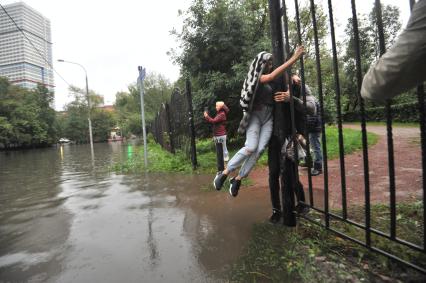 Москва.  В результате сильных дождей река Яуза вышла из берегов в районе Ростокино.