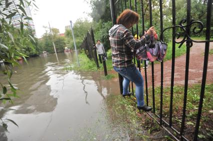 Москва.  В результате сильных дождей река Яуза вышла из берегов в районе Ростокино.