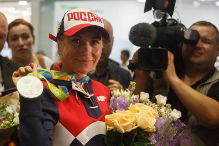 Санкт-Петербург. Российская спортсменка Ольга Забелинская, завоевавшая серебряную медаль в индивидуальной гонке с раздельным стартом на соревнованиях по шоссейному велоспорту среди женщин на XXXI летних Олимпийских играх, во время встречи в аэропорту `Пулково`.