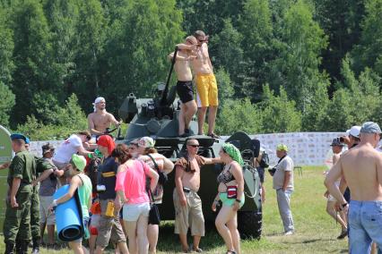 Диск 172. Ежегодный рок - фестиваль НАШЕСТВИЕ 2013 Зрители забрались на военную технику, Бронетранспортер БТР-82А