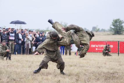 Самара. Военнослужащие во время показательных выступлений в рамках всероссийских военно-спортивных соревнований `Гонка героев` на полигоне Рощинский.