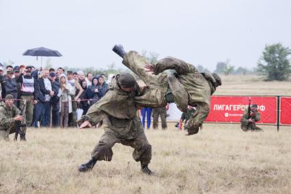 Самара. Военнослужащие во время показательных выступлений в рамках всероссийских военно-спортивных соревнований `Гонка героев`   на полигоне Рощинский.