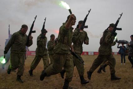 Самара. Военнослужащие во время показательных выступлений в рамках всероссийских военно-спортивных соревнований `Гонка героев`   на полигоне Рощинский.