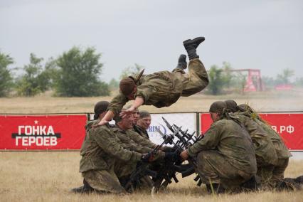 Самара. Военнослужащие во время показательных выступлений в рамках всероссийских военно-спортивных соревнований `Гонка героев`   на полигоне Рощинский.