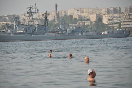 Крым, Севастополь. Отдыхающие  купаются в море.