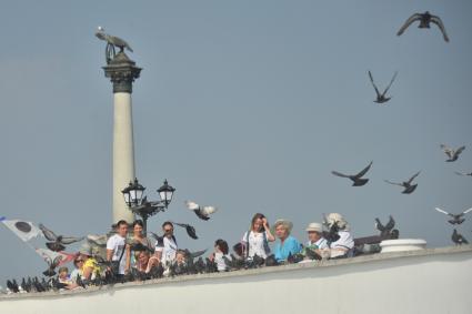 Крым, Севастополь. Отдыхающие на набережной.