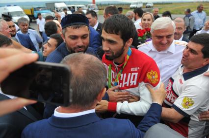 Ингушетия, Магас.  Тренер Юнус Оздоев (справа) и российский дзюдоист Хасан Халмурзаев (третий справа), завоевавший золотую медаль на Олимпиаде в Рио-де-Жанейро, во время встречи в аэропорту.