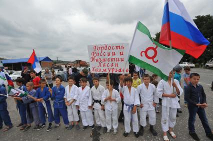 Ингушетия, Магас.  Жители города во время  встречи российского дзюдоиста Хасана Халмурзаева, завоевавшего золотую медаль на Олимпиаде в Рио-де-Жанейро.