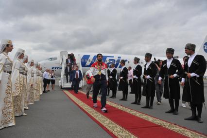 Ингушетия, Магас.  Российский дзюдоист Хасан Халмурзаев (в центре), завоевавший золотую медаль на Олимпиаде в Рио-де-Жанейро,  во время встречи в аэропорту.