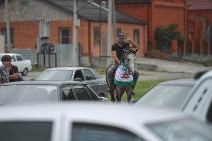 Ингушетия, Магас.  Житель города во время  встречи российского дзюдоиста Хасана Халмурзаева, завоевавшего золотую медаль на Олимпиаде в Рио-де-Жанейро.