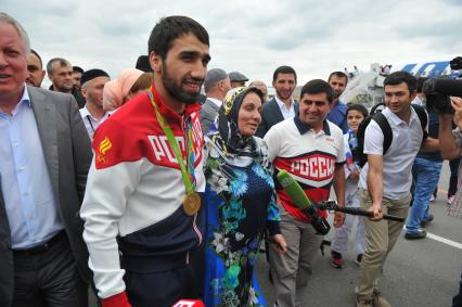 Ингушетия, Магас.  Российский дзюдоист Хасан Халмурзаев,  завоевавший золотую медаль на Олимпиаде в Рио-де-Жанейро, его мать и  тренер Юнус Оздоев (слева направо) во время встречи в аэропорту.