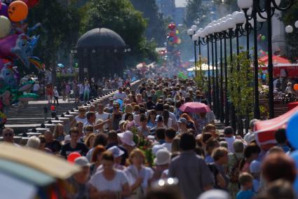 Екатеринбург. Горожане на набережной реки Исеть, во время празднования 293-летия Екатеринбурга