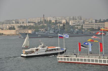 Крым, Севастополь. Отдыхающие во время морской прогулки.