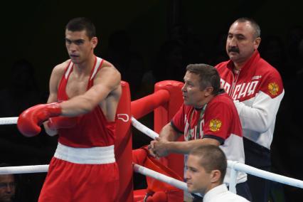 Бразилия, Рио-де-Жанейро. Российский спортсмен Евгений Тищенко, тренер Олег Меньшиков и главный тренер сборной России по боксу Александр Лебзяк (слева направо) в финале соревнований по боксу среди мужчин в весовой категории до 91 кг на XXXI летних Олимпийских играх.