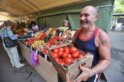 Москва. Торговля овощами и фруктами на ярмарке выходного дня.