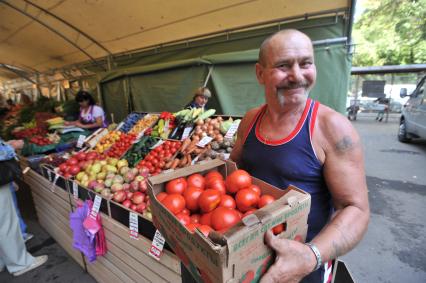 Москва. Торговля овощами и фруктами на ярмарке выходного дня.