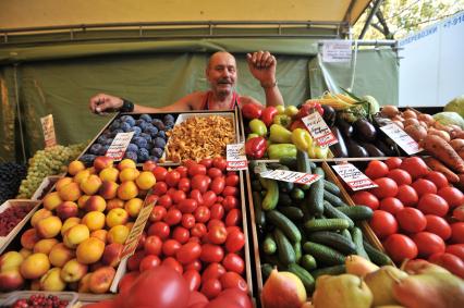 Москва. Торговля овощами и фруктами на ярмарке выходного дня.