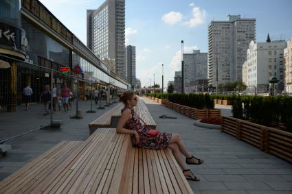 Москва.  На Новом Арбате установили лавочку длиной 300 метров.