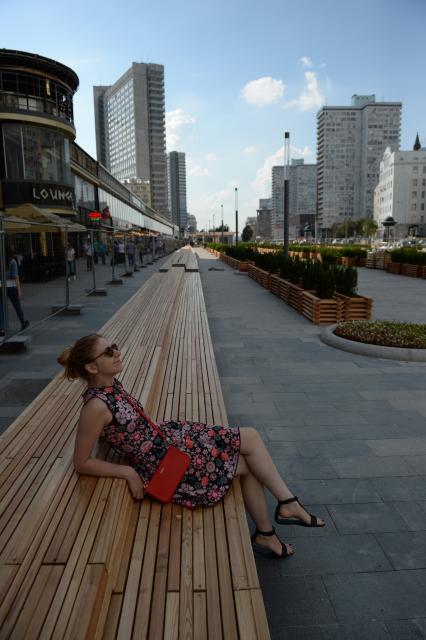 Москва.  На Новом Арбате установили лавочку длиной 300 метров.