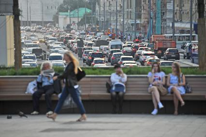 Москва.  Автомобильное движение на улице Большая Садовая.