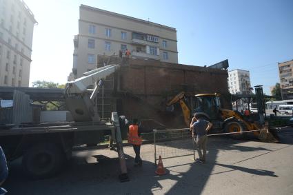 Москва.  Снос кафе `Шоколадница` у метро `Дмитровская`,   признанного объектом самовольного строительства.